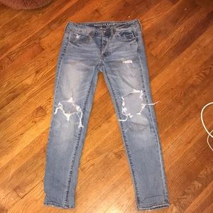 AMERICAN EAGLE RIPPED BOYFRIEND JEANS